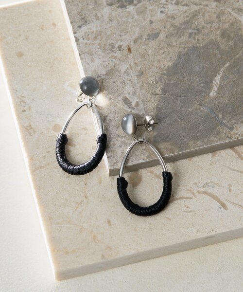 ear PAPILLONNER(イアパピヨネ)の「ラップフープピアス(ピアス(両耳用)・レディース・ブラック/サンドベージュ・FREE)」の3枚目の写真