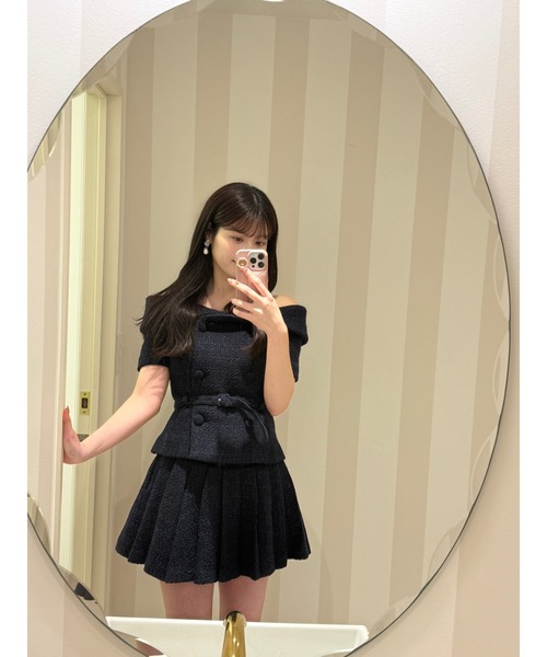 MISTREASS(ミストレアス)の「Tweed Off shoulder Top & Pleats Skirt(セットアップ・レディース・ネイビー・FREE)」の5枚目の写真