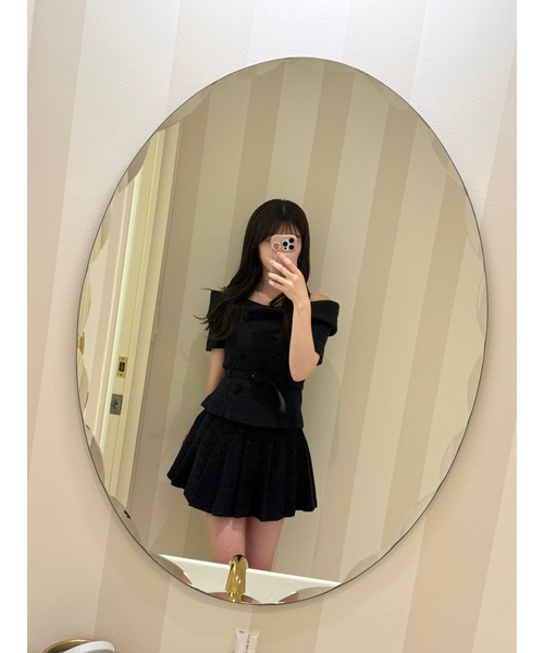 MISTREASS(ミストレアス)の「Tweed Off shoulder Top & Pleats Skirt(セットアップ・レディース・ネイビー・FREE)」の6枚目の写真