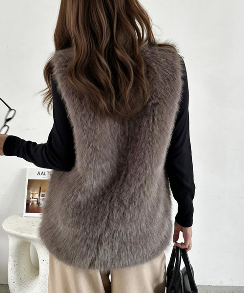Eclat one(エクラワン)の「【Eclat one】フェイクファー Vネック ジレベスト(ベスト・レディース・ブラック/グレー/ベージュ・FREE)」の16枚目の写真