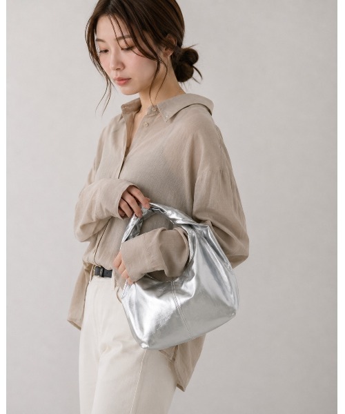 HIKA(ヒカ)の「【HIKA】ツイストハンドル ソフトバッグ / ワンハンドルバッグ(ハンドバッグ・レディース・ブラック/シルバー・FREE)」の2枚目の写真