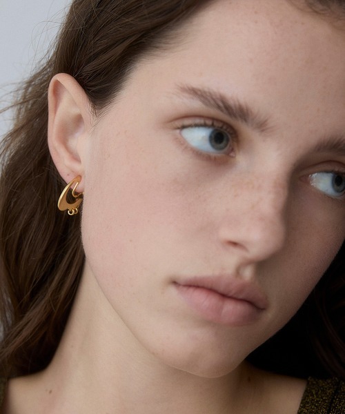 LAPUIS(ラピュイ)の「LAPUIS(ラピュイ)Plate heart earrings(イヤリング・レディース・ゴールド/マルチ・FREE)」の3枚目の写真