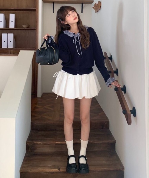 AVYL(アヴィル)の「ギンガムフリルネックリボンニットカーディガン(ニット/セーター・レディース・ネイビー・M)」の6枚目の写真
