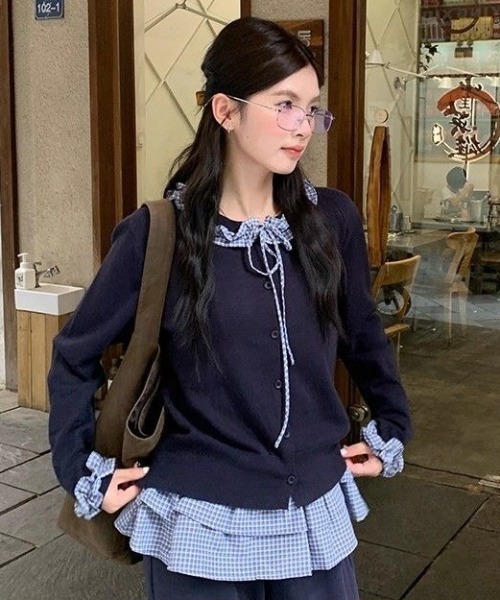 AVYL(アヴィル)の「ギンガムフリルネックリボンニットカーディガン(ニット/セーター・レディース・ネイビー・M)」の4枚目の写真