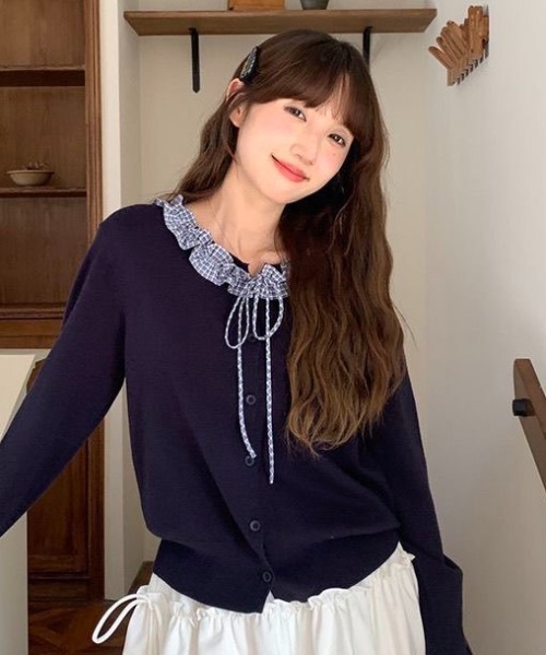 AVYL(アヴィル)の「ギンガムフリルネックリボンニットカーディガン(ニット/セーター・レディース・ネイビー・M)」の8枚目の写真