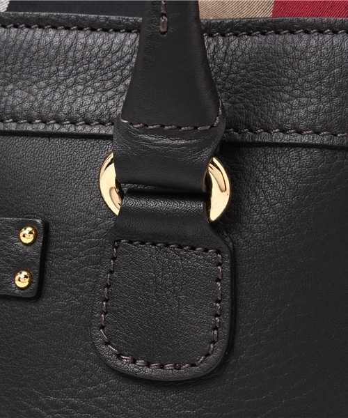 BLUE LABEL CRESTBRIDGE（ブルーレーベルクレストブリッジ）の「レザー2WAYラウンドトートバッグ（ショルダーバッグ・レディース・ブラック/レッド・X）」の4枚目の写真