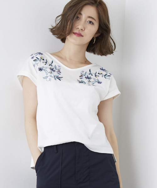 STUDIOUS(ステュディオス)の「マルチ刺繍カットソー(Tシャツ/カットソー・レディース・ブラック/オフホワイト/レッド・FREE)」の2枚目の写真