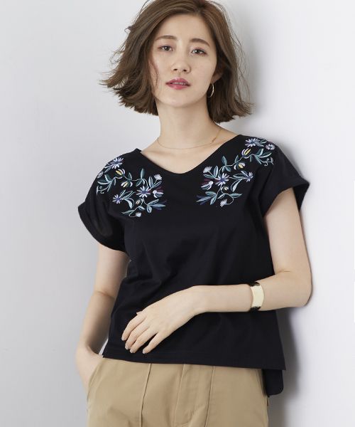 STUDIOUS(ステュディオス)の「マルチ刺繍カットソー(Tシャツ/カットソー・レディース・ブラック/オフホワイト/レッド・FREE)」の3枚目の写真