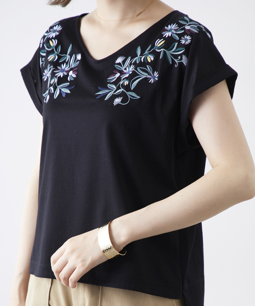 STUDIOUS(ステュディオス)の「マルチ刺繍カットソー(Tシャツ/カットソー・レディース・ブラック/オフホワイト/レッド・FREE)」の9枚目の写真