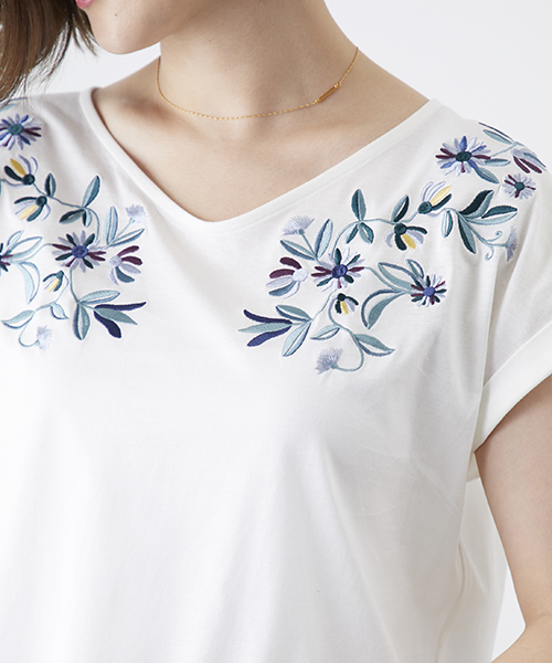 STUDIOUS(ステュディオス)の「マルチ刺繍カットソー(Tシャツ/カットソー・レディース・ブラック/オフホワイト/レッド・FREE)」の11枚目の写真