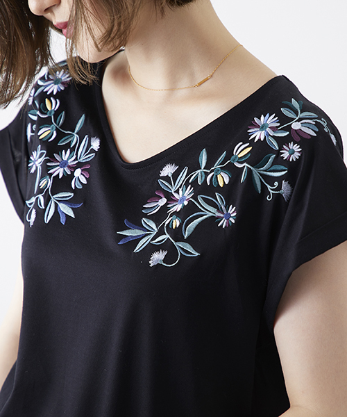 STUDIOUS(ステュディオス)の「マルチ刺繍カットソー(Tシャツ/カットソー・レディース・ブラック/オフホワイト/レッド・FREE)」の12枚目の写真