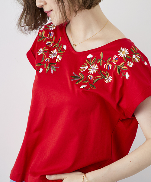 STUDIOUS(ステュディオス)の「マルチ刺繍カットソー(Tシャツ/カットソー・レディース・ブラック/オフホワイト/レッド・FREE)」の13枚目の写真