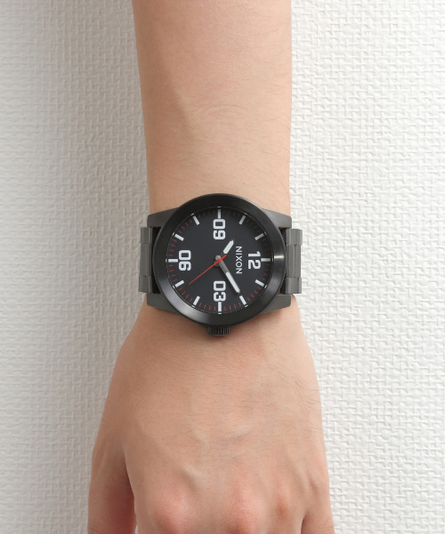 NIXON（ニクソン）の「THE CORPORAL SS（アナログ腕時計・メンズ・ブラック系その他/グレー系その他/ブラック/ゴールド/ゴールド系その他/ガンメタ/ブラック×ゴールド/ブルー系その他/その他/バーガンディー/ブラック×ホワイト/ダークブルー/その他2/その他3・FREE）」の3枚目の写真