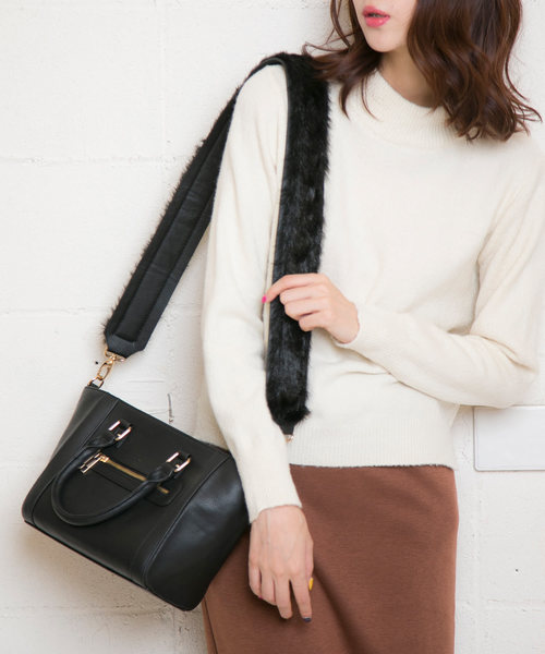 KOBE LETTUCE（コウベレタス）の「フェイクファーバッグストラップ（ハンドバッグ・レディース・ブラック/ベージュ/アイボリー/ボルドー・FREE）」の2枚目の写真
