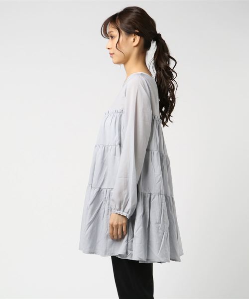 POU DOU DOU（プードゥドゥ）の「3段ティアードチュニックブラウス（シャツ/ブラウス・レディース・ブラック/オフホワイト/グレー・3）」の4枚目の写真