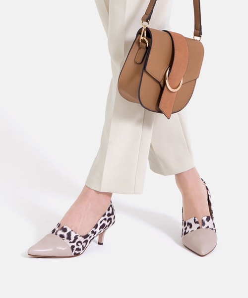 MAMIAN（マミアン）の「ポインテッドトゥ 切替 パンプス (5.0cmヒール)（パンプス・レディース・ブラック/ブラック×ホワイト/グレイッシュベージュ/シルバー/ベージュ/シルバー系その他/ベージュ×ブラック/レオパード/アイボリー/ベージュ系その他/ダークブラウン・22.5cm/23.0cm/23.5cm/24.0cm/24.5cm/25.0cm/25.5cm/22.0cm）」の11枚目の写真