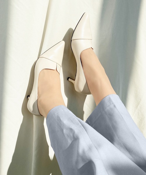 MAMIAN（マミアン）の「ポインテッドトゥ 切替 パンプス (5.0cmヒール)（パンプス・レディース・ブラック/ブラック×ホワイト/グレイッシュベージュ/シルバー/ベージュ/シルバー系その他/ベージュ×ブラック/レオパード/アイボリー/ベージュ系その他/ダークブラウン・22.5cm/23.0cm/23.5cm/24.0cm/24.5cm/25.0cm/25.5cm/22.0cm）」の2枚目の写真