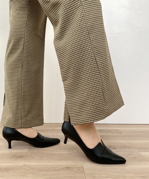 MAMIAN（マミアン）の「ポインテッドトゥ 切替 パンプス (5.0cmヒール)（パンプス・レディース・ブラック/ブラック×ホワイト/グレイッシュベージュ/シルバー/ベージュ/シルバー系その他/ベージュ×ブラック/レオパード/アイボリー/ベージュ系その他/ダークブラウン・22.5cm/23.0cm/23.5cm/24.0cm/24.5cm/25.0cm/25.5cm/22.0cm）」の17枚目の写真