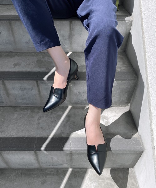 MAMIAN（マミアン）の「ポインテッドトゥ 切替 パンプス (5.0cmヒール)（パンプス・レディース・ブラック/ブラック×ホワイト/グレイッシュベージュ/シルバー/ベージュ/シルバー系その他/ベージュ×ブラック/レオパード/アイボリー/ベージュ系その他/ダークブラウン・22.5cm/23.0cm/23.5cm/24.0cm/24.5cm/25.0cm/25.5cm/22.0cm）」の16枚目の写真