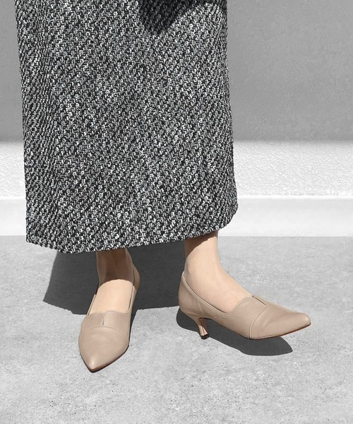 MAMIAN（マミアン）の「ポインテッドトゥ 切替 パンプス (5.0cmヒール)（パンプス・レディース・ブラック/ブラック×ホワイト/グレイッシュベージュ/シルバー/ベージュ/シルバー系その他/ベージュ×ブラック/レオパード/アイボリー/ベージュ系その他/ダークブラウン・22.5cm/23.0cm/23.5cm/24.0cm/24.5cm/25.0cm/25.5cm/22.0cm）」の13枚目の写真