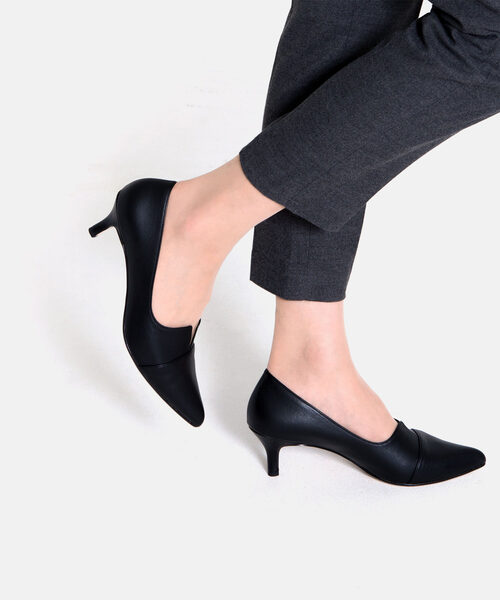 MAMIAN（マミアン）の「ポインテッドトゥ 切替 パンプス (5.0cmヒール)（パンプス・レディース・ブラック/ブラック×ホワイト/グレイッシュベージュ/シルバー/ベージュ/シルバー系その他/ベージュ×ブラック/レオパード/アイボリー/ベージュ系その他/ダークブラウン・22.5cm/23.0cm/23.5cm/24.0cm/24.5cm/25.0cm/25.5cm/22.0cm）」の12枚目の写真