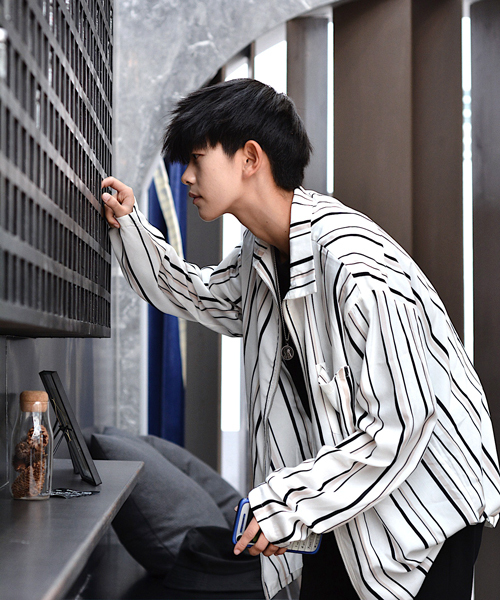 neos(ネオス)の「【neos -addictive design-】ビッグシルエット ストライプジャケット(ブルゾン・メンズ・ホワイト/ブラック/ネイビー・MEDIUM/LARGE)」の6枚目の写真