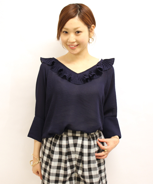 mystic（ミスティック）の「衿フリルVプルオーバー（シャツ/ブラウス・レディース・オフホワイト/ベージュ/ネイビー/ブラック/ブルー・ﾌﾘ-）」の5枚目の写真