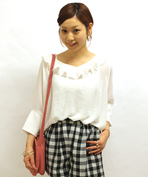 mystic（ミスティック）の「衿フリルVプルオーバー（シャツ/ブラウス・レディース・オフホワイト/ベージュ/ネイビー/ブラック/ブルー・ﾌﾘ-）」の19枚目の写真