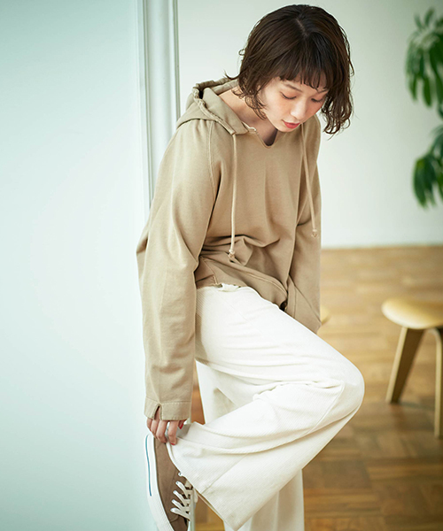 ONIGIRI(オニギリ)の「コーデュロイ ベロア ワイドパンツ(その他パンツ・レディース・アイボリー/ネイビー・MEDIUM/LARGE/SMALL)」の3枚目の写真