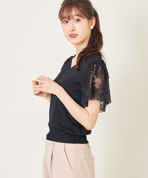 tocco closet（トッコ　クローゼット）の「肩りぼん付きフラワーレーススリーブ切替シャリ感Ｖネックニットプルオーバー（ニット/セーター・レディース・ブラック/オフホワイト/ワイン・M）」の3枚目の写真