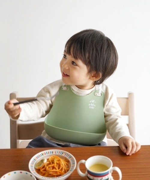 BOBO（ボボ）の「【BOBO(ボボ)】シリコンビブ（マグ/哺乳瓶/お食事グッズ・キッズ・テラコッタ/ライトカーキ・ONE SIZE）」の3枚目の写真