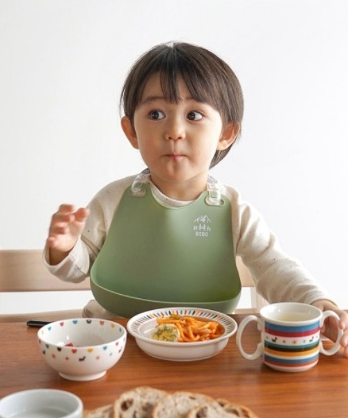 BOBO（ボボ）の「【BOBO(ボボ)】シリコンビブ（マグ/哺乳瓶/お食事グッズ・キッズ・テラコッタ/ライトカーキ・ONE SIZE）」の4枚目の写真