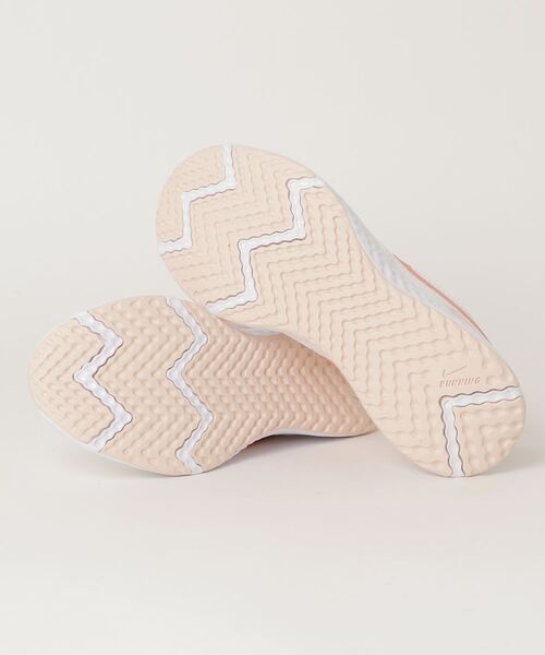 NIKE（ナイキ）の「ﾅｲｷ  ｳｨﾒﾝｽﾞ ﾚﾎﾞﾘｭｰｼｮﾝ 5　BQ3207（スニーカー・レディース・オレンジ/ライトピンク/ブラック×ピンク・23.5cm/24.5cm/23.0cm/24.0cm）」の4枚目の写真