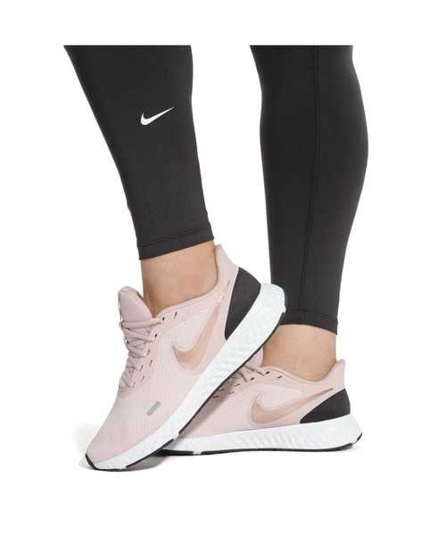 NIKE（ナイキ）の「ﾅｲｷ  ｳｨﾒﾝｽﾞ ﾚﾎﾞﾘｭｰｼｮﾝ 5　BQ3207（スニーカー・レディース・オレンジ/ライトピンク/ブラック×ピンク・23.5cm/24.5cm/23.0cm/24.0cm）」の2枚目の写真