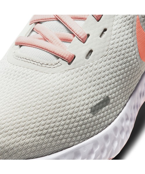 NIKE（ナイキ）の「ﾅｲｷ  ｳｨﾒﾝｽﾞ ﾚﾎﾞﾘｭｰｼｮﾝ 5　BQ3207（スニーカー・レディース・オレンジ/ライトピンク/ブラック×ピンク・23.5cm/24.5cm/23.0cm/24.0cm）」の9枚目の写真