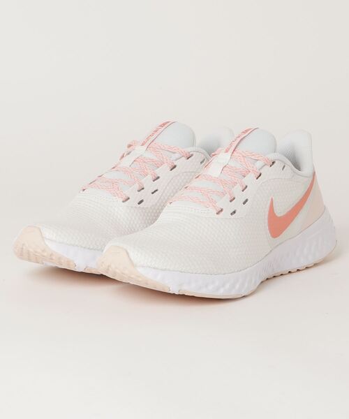 NIKE(ナイキ)の「ナイキ ウィメンズ レボリューション 5 BQ3207(スニーカー・レディース・オレンジ/ライトピンク/ブラック×ピンク・23.5cm/24.5cm/23.0cm/24.0cm)」の8枚目の写真