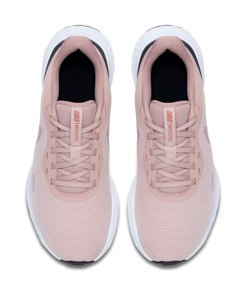 NIKE(ナイキ)の「ナイキ ウィメンズ レボリューション 5 BQ3207(スニーカー・レディース・オレンジ/ライトピンク/ブラック×ピンク・23.5cm/24.5cm/23.0cm/24.0cm)」の12枚目の写真