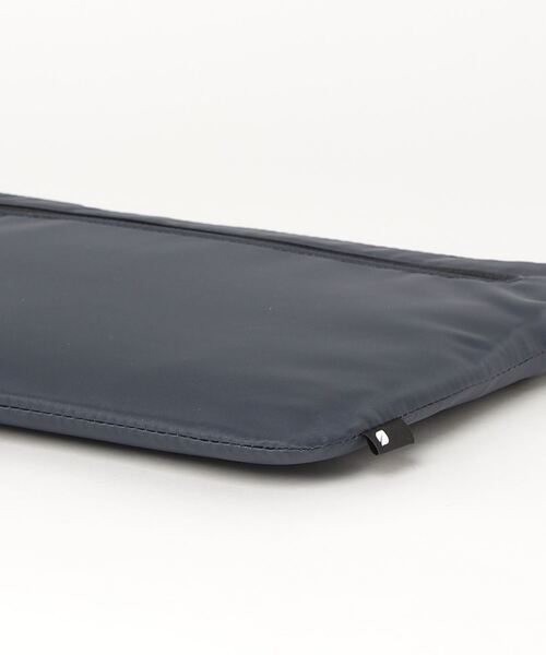 incase（インケース）の「INMB100335-NVY Incase Compact Sleeve in Flight Nylon for 13-inch MacBook Pro Retina / Pro - Navy（ビジネスバッグ・メンズ・ネイビー・ONE SIZE）」の2枚目の写真