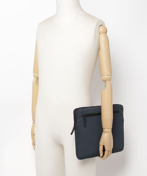incase（インケース）の「INMB100335-NVY Incase Compact Sleeve in Flight Nylon for 13-inch MacBook Pro Retina / Pro - Navy（ビジネスバッグ・メンズ・ネイビー・ONE SIZE）」の4枚目の写真