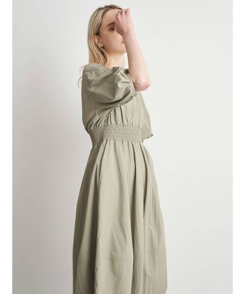 ELENDEEK（エレンディーク）の「スモッキングコクーンワンピース（ワンピース・レディース・ブラック/オリーブ/パープル・01/02）」の6枚目の写真