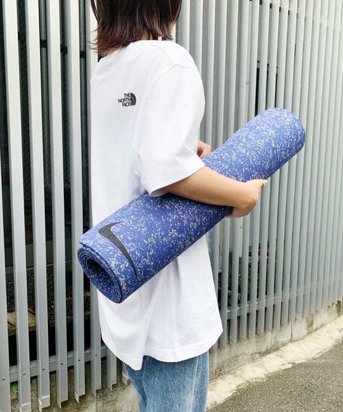 NIKE（ナイキ）の「NIKE ナイキ / ムーブ ヨガマット 4mm（スポーツグッズ・レディース・ブラック/ネイビー・FREE）」の2枚目の写真