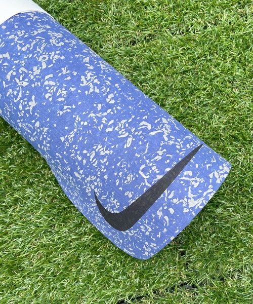 NIKE（ナイキ）の「NIKE ナイキ / ムーブ ヨガマット 4mm（スポーツグッズ・レディース・ブラック/ネイビー・FREE）」の3枚目の写真