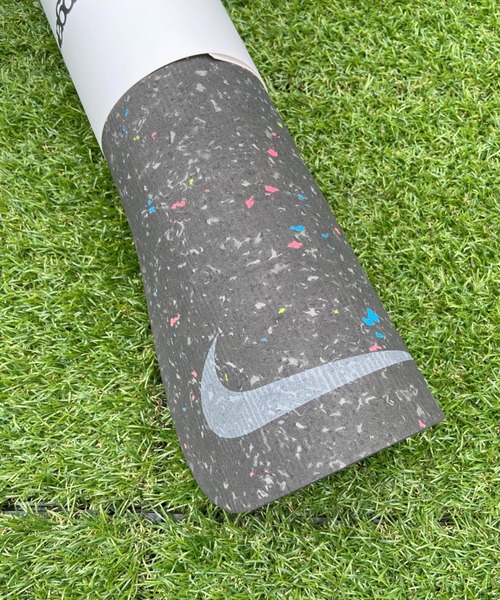 NIKE（ナイキ）の「NIKE ナイキ / ムーブ ヨガマット 4mm（スポーツグッズ・レディース・ブラック/ネイビー・FREE）」の11枚目の写真
