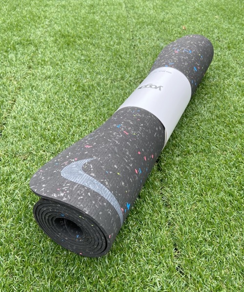 NIKE（ナイキ）の「NIKE ナイキ / ムーブ ヨガマット 4mm（スポーツグッズ・レディース・ブラック/ネイビー・FREE）」の12枚目の写真