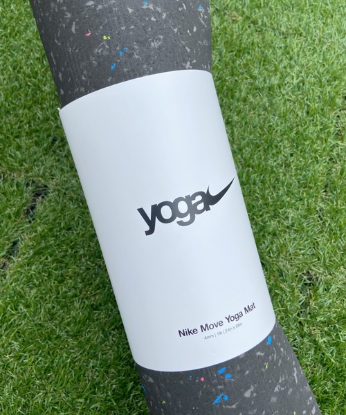 NIKE（ナイキ）の「NIKE ナイキ / ムーブ ヨガマット 4mm（スポーツグッズ・レディース・ブラック/ネイビー・FREE）」の13枚目の写真