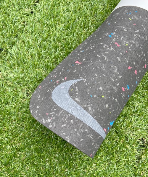 NIKE（ナイキ）の「NIKE ナイキ / ムーブ ヨガマット 4mm（スポーツグッズ・レディース・ブラック/ネイビー・FREE）」の14枚目の写真