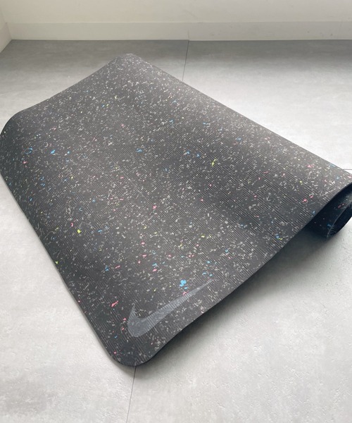 NIKE（ナイキ）の「NIKE ナイキ / ムーブ ヨガマット 4mm（スポーツグッズ・レディース・ブラック/ネイビー・FREE）」の17枚目の写真