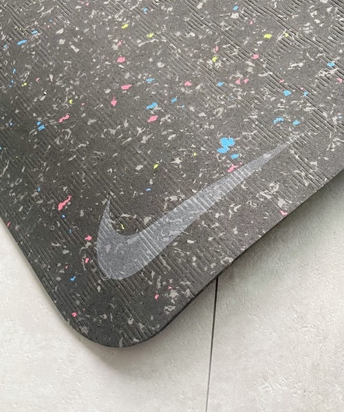 NIKE（ナイキ）の「NIKE ナイキ / ムーブ ヨガマット 4mm（スポーツグッズ・レディース・ブラック/ネイビー・FREE）」の19枚目の写真