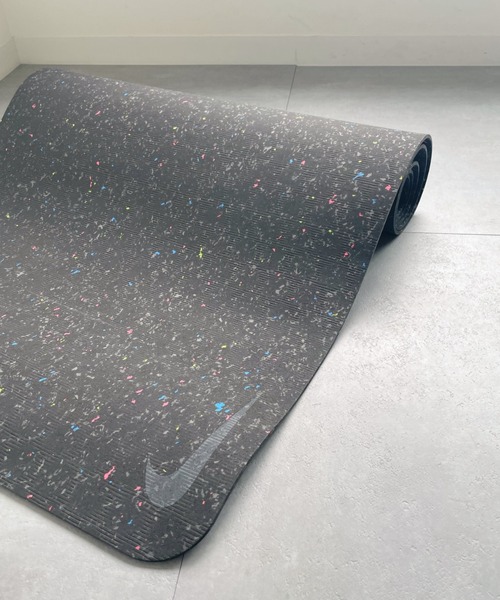 NIKE（ナイキ）の「NIKE ナイキ / ムーブ ヨガマット 4mm（スポーツグッズ・レディース・ブラック/ネイビー・FREE）」の18枚目の写真