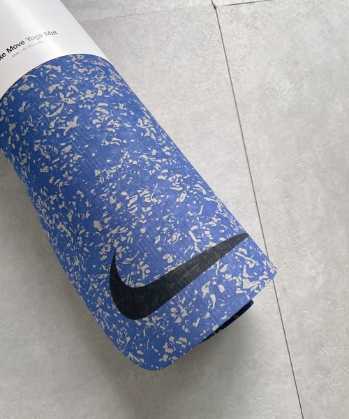 NIKE（ナイキ）の「NIKE ナイキ / ムーブ ヨガマット 4mm（スポーツグッズ・レディース・ブラック/ネイビー・FREE）」の8枚目の写真